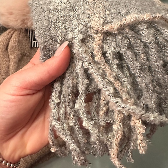 Pale pink and grey Valentine's Day hat and scarf set - Picture 6 of 7